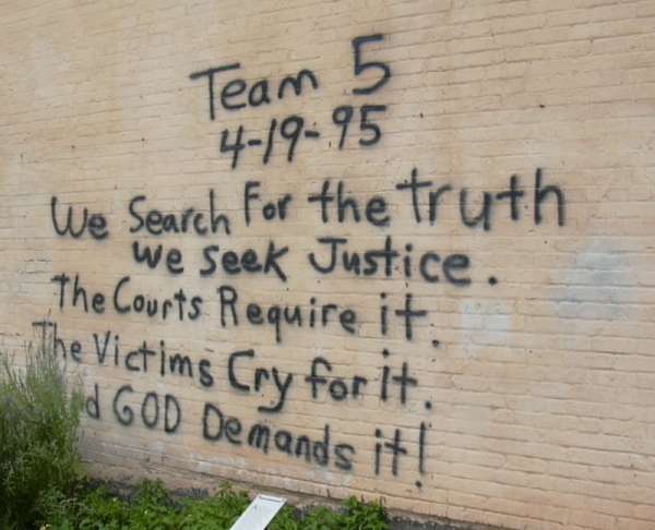 2003-0804-okc-memorial-graffiti.jpg