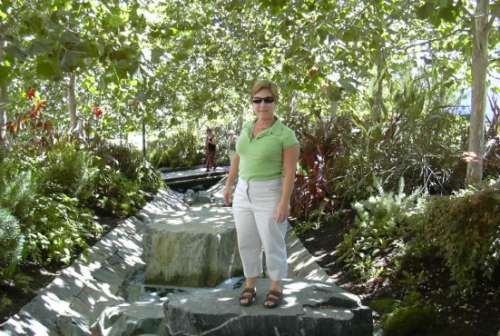 2003-0808-getty-museum-denise-posing-los-angeles.jpg
