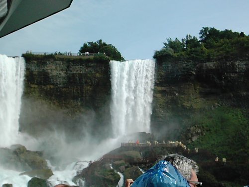 2005-0818-falls-american-tourists.jpg